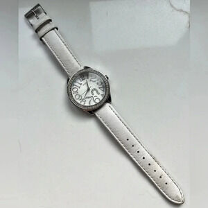 Women Guess Watch G759601 White
Leather Band Silver Case Swarovski
Crystal Bezel